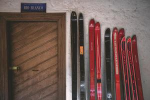 Río BlancoCasona El Resguardo - Solo Adultos的旁边一排滑雪板