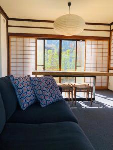 野沢NIKONOS III的客厅配有沙发和桌子