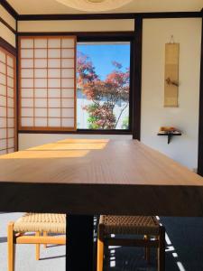 野沢NIKONOS III的窗户客房内的大木桌