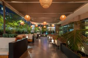 圣地亚哥玛丽娜拉斯康德高级酒店的一间设有桌椅和盆栽的餐厅