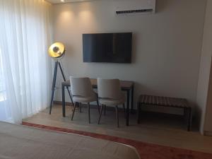 波尔图BrandApartments的客房设有桌椅和平面电视。