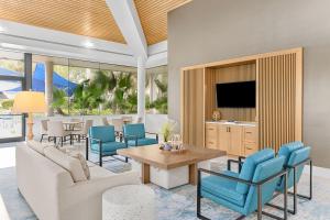 奥兰多皇家棕榈树万豪酒店的客厅配有沙发和桌椅