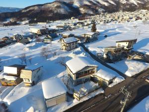 野沢NIKONOS III的天空中白雪覆盖的城镇景色