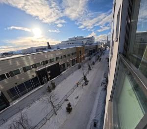 阿尔塔Apartment in city center的享有城市街道的地面雪景
