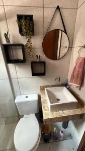 圣阿马鲁EnjoyMaranhão Santo Amaro的浴室配有白色卫生间和盥洗盆。