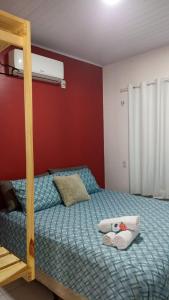 圣阿马鲁EnjoyMaranhão Santo Amaro的一间卧室配有带梯子的双层床