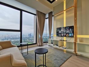 吉隆坡ExpressionZ KLCC By Starwood Luxury的带沙发和电视的客厅