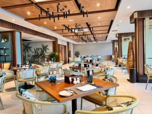 芽庄Cam Ranh Villa的一间带桌椅和吊灯的餐厅
