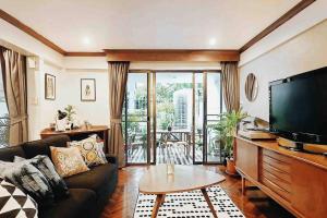 曼谷帕纳莱之家别墅的带沙发和平面电视的客厅