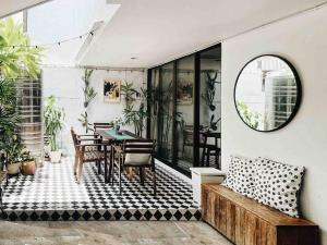曼谷帕纳莱之家别墅的天井配有桌椅和镜子