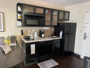 休斯顿Luxurious Escape FREE PARKING的厨房配有黑色冰箱和桌子