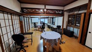安昙野市Shino's Farm Inn的一间配备有桌椅的房间