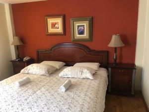 特鲁希略Hotel Las Condes的一间卧室配有一张带两个枕头的床