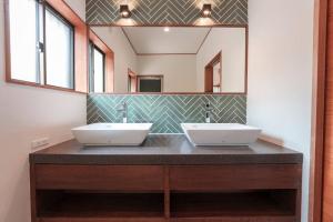 Yawatanoじぇーむすのおうち的一间带两个盥洗盆和大镜子的浴室