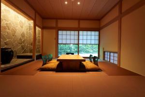 Yawatanoじぇーむすのおうち的客房设有桌椅和大窗户。