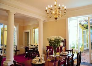 开普敦廷塔哲旅馆的一间带桌椅和吊灯的用餐室