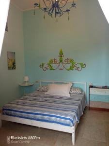 孔韦尔萨诺B & B Monte Adamo的一间卧室配有一张带吊灯的床。