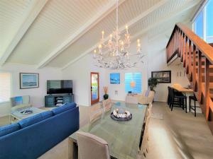 圣地亚哥Luv Oceanside-1 House to Beach的客厅配有蓝色的沙发和吊灯。