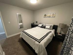 普罗沃Exotic Basement apartment, fully furnished的一间卧室,卧室内配有一张大床