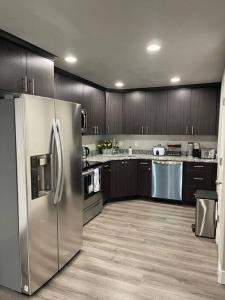 普罗沃Exotic Basement apartment, fully furnished的厨房配有不锈钢用具和木柜