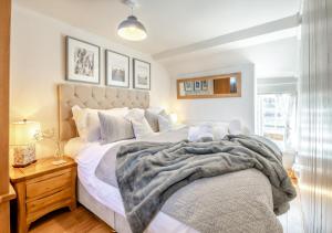 雷文斯卡2 Browcote Cottage的一间卧室配有一张床铺,床上有毯子