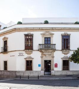 塞维利亚塞维利亚瑞充尔阿拉米达旅馆的街道上带窗户的大型白色建筑