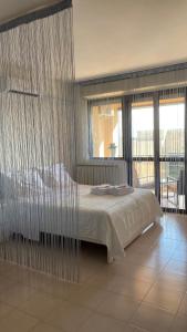 佩鲁贾Casa Valentina 2的一间卧室配有一张带窗帘的大床