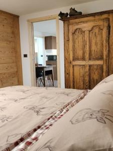 ChambaveLe chalet du village的一间卧室配有一张床和一扇木门
