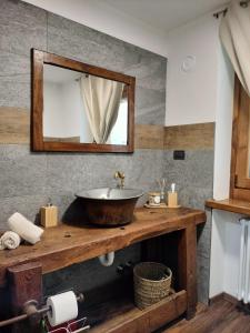 ChambaveLe chalet du village的一间带水槽和镜子的浴室