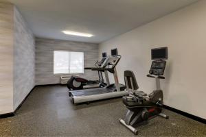 欧文拉斯科利纳斯万豪费尔菲尔德客栈的健身房设有2台跑步机和心肺功能训练器材