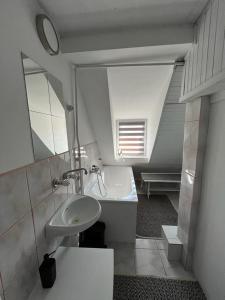 皮什Domek Mazury Pisz的一间带水槽和镜子的浴室