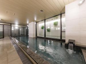 福冈Nishitetsu Hotel Croom Hakata Gion Kushida Shrine的一座大型室内水游泳池