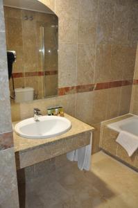 卡拉瓦卡·德·拉·克鲁斯NEO HOTEL的一间带水槽和浴缸的浴室