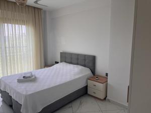 库萨达斯MAYA APARTMANI的一间卧室设有一张大床和一个窗户。
