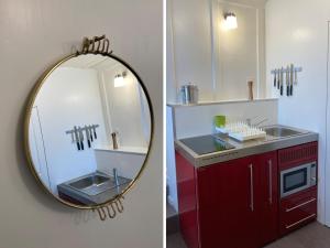 圣玛利亚瓦尔姆斯塔尔Ferienwohnung Banca Veglia的一间带镜子和水槽的浴室