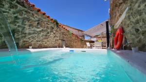 蒙坦切斯El Edén Casas Rurales con Piscina y Jacuzzi的一个带喷泉的游泳池
