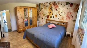 卡佩尔罗德克s`Lähmes auf der Schwend的一间卧室配有一张蓝色的床和粉红色枕头