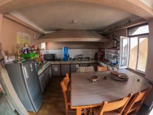巴克塔普尔Shekhar's Shared Home的厨房配有木桌和冰箱。