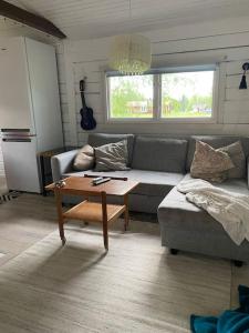 胡迪克斯瓦尔Summer Cottage with boat的带沙发和咖啡桌的客厅