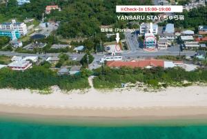 名户YANBARU STAY ちゅら宿的享有海滩和海洋的空中景致