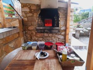 吉齐奥河畔佩托拉诺Villa Sofia的一张桌子,上面有石头烤箱,上面有食物