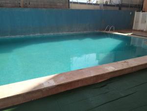 马拉喀什appartement a Marrakech的大楼内一个蓝色的大型游泳池