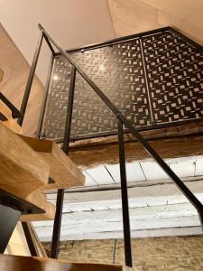 萨尔拉拉卡内达La cachette sarladaise的金属楼梯间,带长凳和木头
