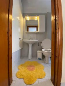 卡尼奥提Loft Oasis的一间带水槽、卫生间和地毯的浴室