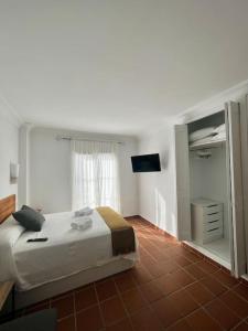 埃尔罗西奥Suite en el corazón de Doñana的一间卧室设有一张床和一个大窗户
