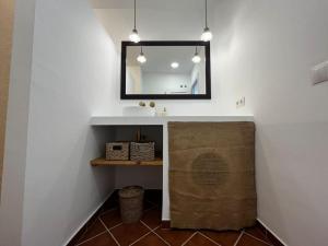 埃尔罗西奥Suite en el corazón de Doñana的一间带水槽和镜子的浴室