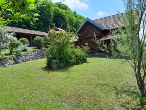 普里耶多尔Vikendica Volar的小木屋前面设有庭院