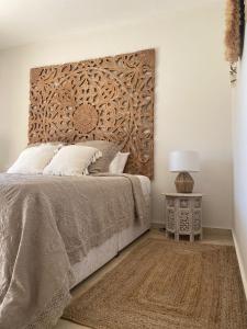 马拉加Luxury B&B Villa Tauro的一间卧室配有一张带木制床头板的床
