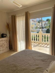 马拉加Luxury B&B Villa Tauro的一间卧室设有一张床,享有阳台的景色