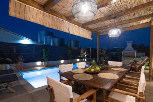 卡利地亚Villa Frontale的一间带桌子和游泳池的用餐室